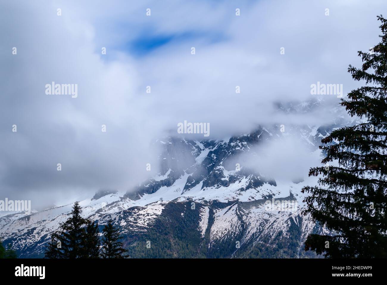 Dieses Landschaftsfoto wurde in Europa, in Frankreich, in den Alpen, in Richtung Chamonix, im Sommer aufgenommen. Wir können die Aiguille de Blaitiere und einen schönen pi sehen Stockfoto