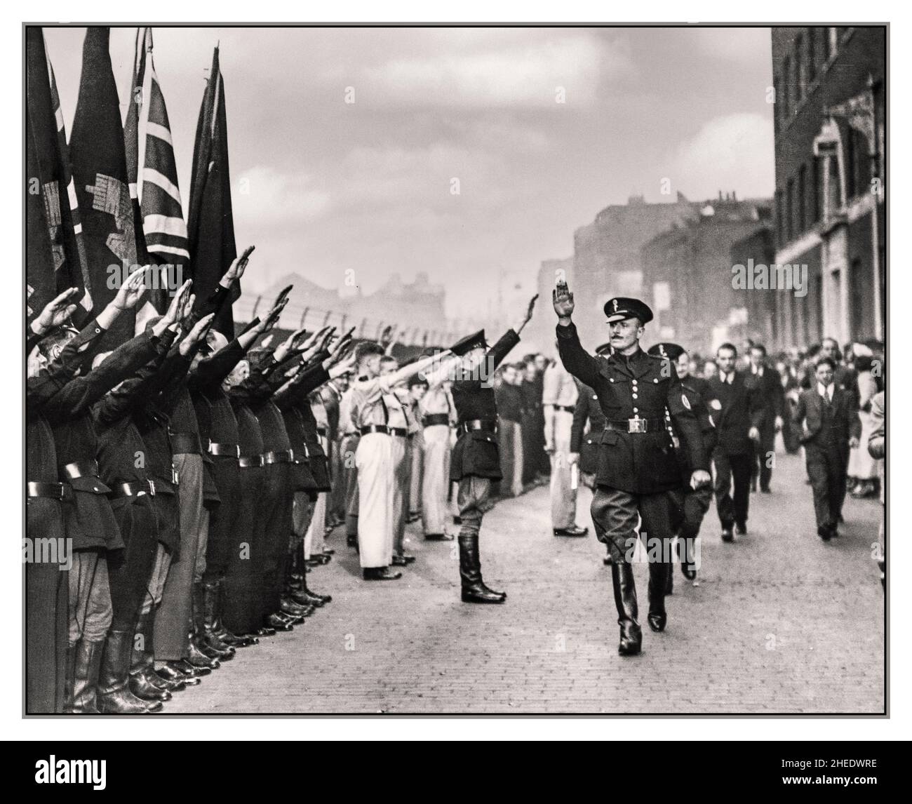 Oswald MOSLEY BUF PARTEI 1930er Jahre Großbritannien Oswald Mosley, Führer der "British Union of Fascists", die einen rechtsextremen Nazi-Typ-Ruf von Anhängern während einer Fakisten-Kundgebung in London 1937 Leiter der British Union of Fascists einnahm Stockfoto
