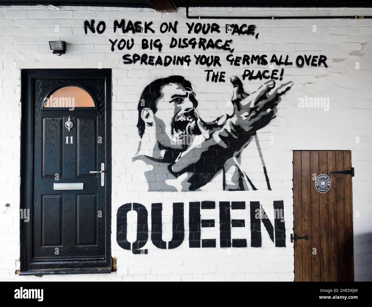 Queen/Freddie Mercury Graffiti-Kunstwerk, mit Covid-19 Maske trägt Nachricht beigefügt. An der Gassenmauer an der Coach Street, Skipton, North Yorkshire. Quelle: John Bentley/Alamy Live News Stockfoto