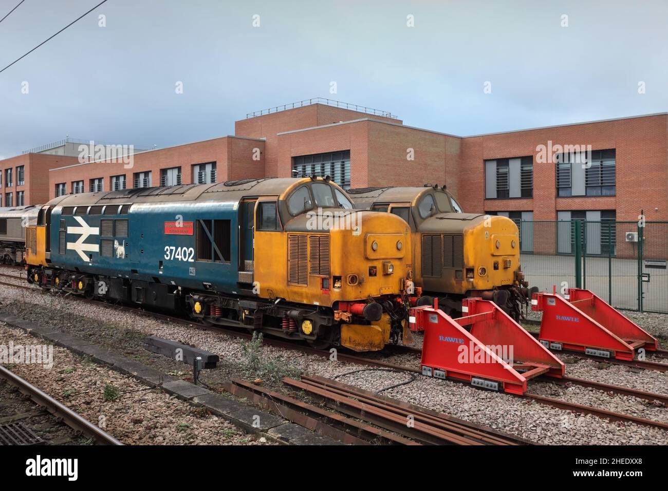 Direct Rail Services Diesel-elektrische Lokomotiven der Klasse 37 37402 und 37424 waren am 30. 12. 2021 in York, Großbritannien, unterwegs. Stockfoto