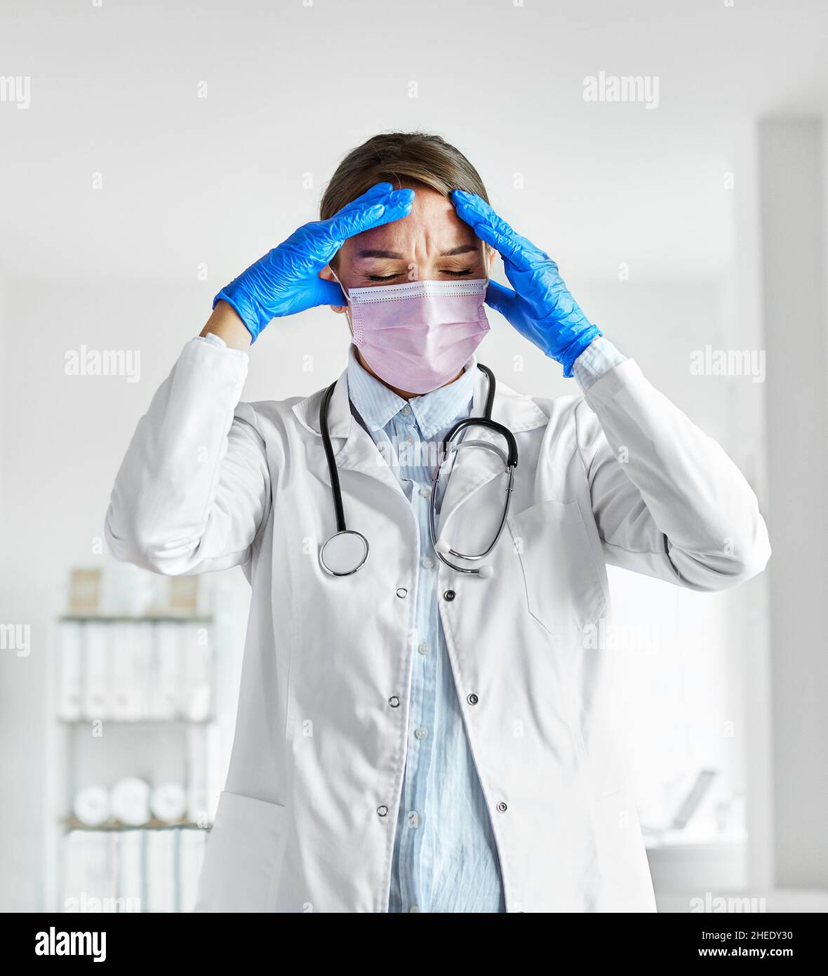 Arzt medizinische Maske erschöpft Krankenhaus Coronavirus Gesundheit müde Virus Frau Krankenschwester Pandemievorsorge Medizin Stockfoto