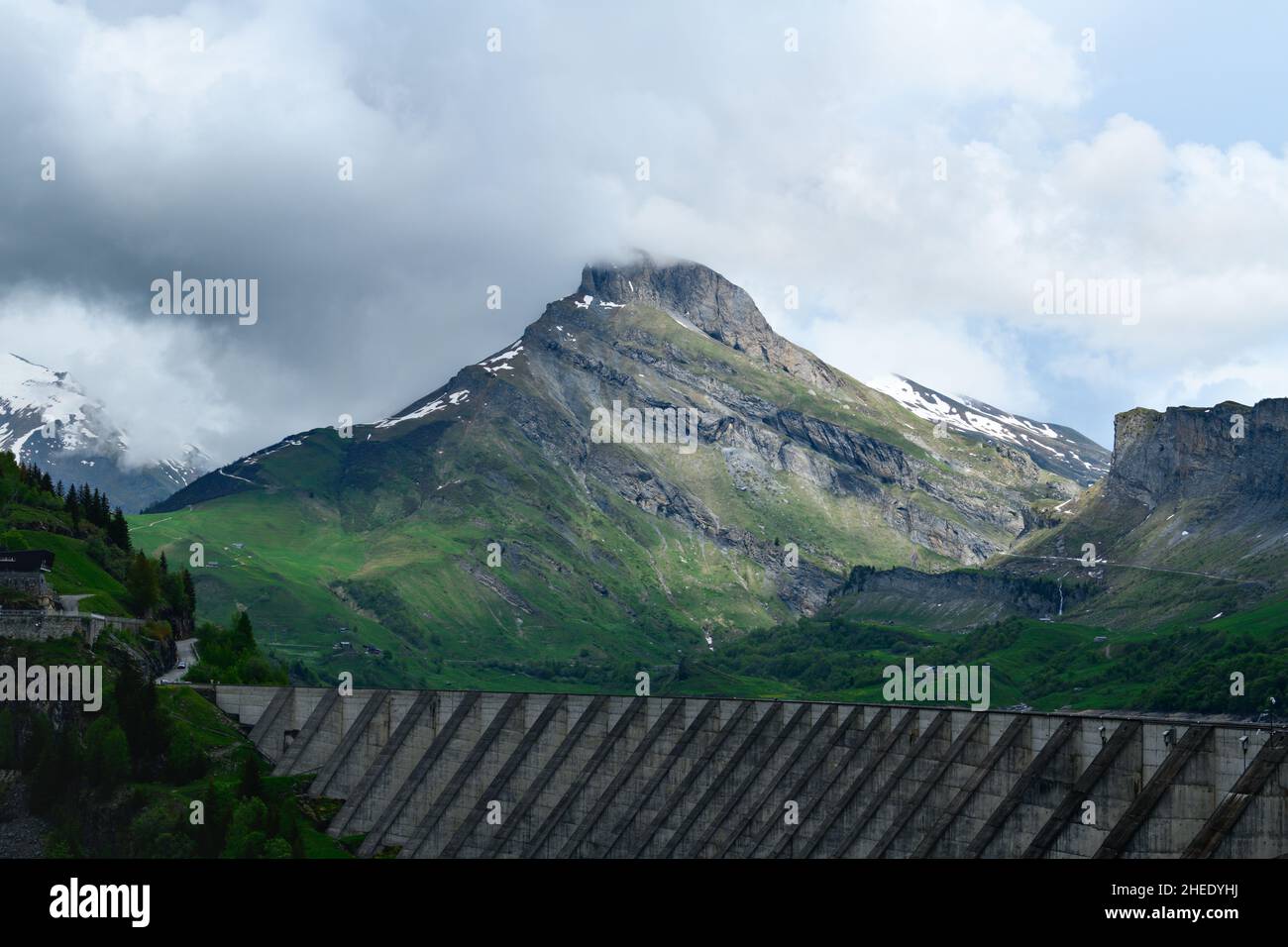 Dieses Landschaftsfoto wurde in Europa, in Frankreich, in den Alpen, in Richtung Beaufort, in den Alpen, Im Sommer. Wir sehen einen Berg über der Barage de Rose Stockfoto