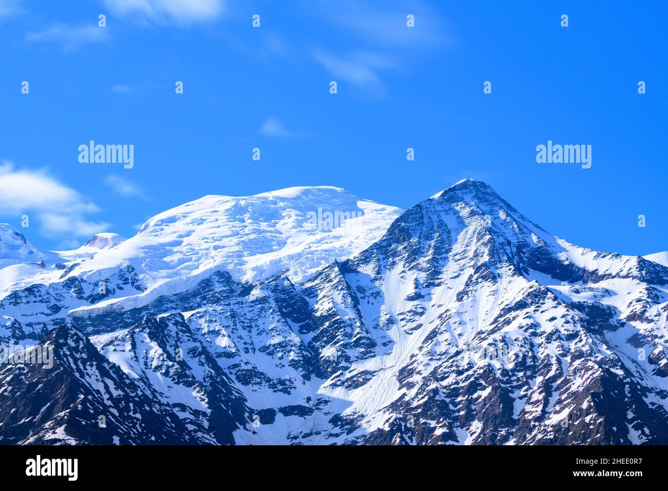 Dieses Landschaftsfoto wurde in Europa, in Frankreich, in den Alpen, in Richtung Chamonix, im Sommer aufgenommen. Wir können den Mont Blanc und die Aiguille du Gouter unter uns sehen Stockfoto