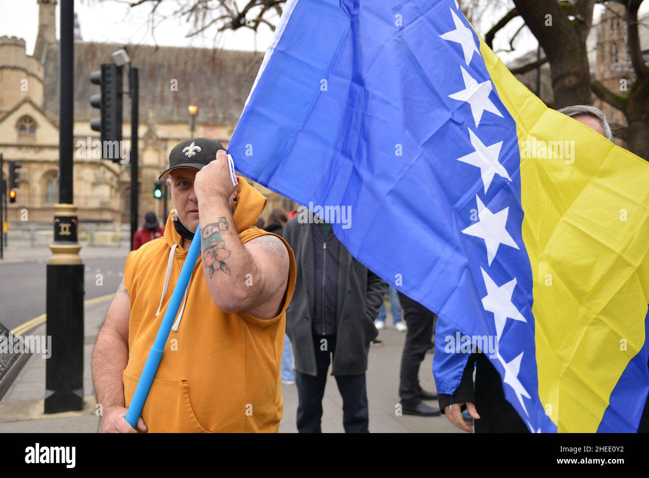 Die Demonstranten schwenken während der Demonstration eine Flagge. Die Diaspora von Bosnien und Herzegowina und Unterstützer der Einheit des Landes versammelten sich auf dem Parliament Square in London, um auf eine potenzielle neue bosnische Krise aufmerksam zu machen. Nachdem die bosnischen Serben die Arbeit der Zentralregierung blockiert hatten, wurden die Befürchtungen über einen landesweiten Zusammenbruch in ihrer größten Krise seit dem Krieg von 1990s neu geweckt. Stockfoto