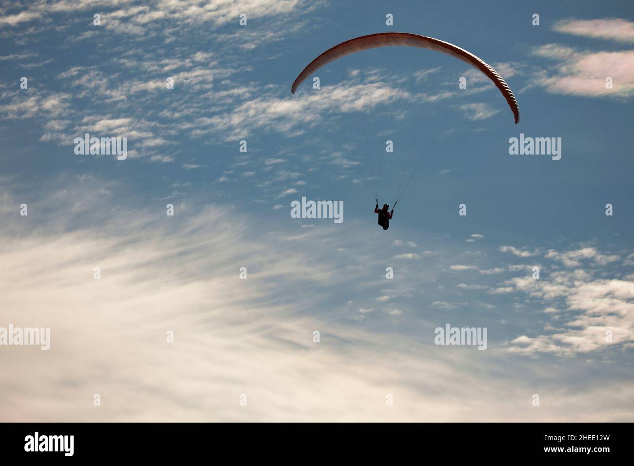 Person üben Gleitschirmfliegen Sport Outdoor-Abenteuer Stockfoto