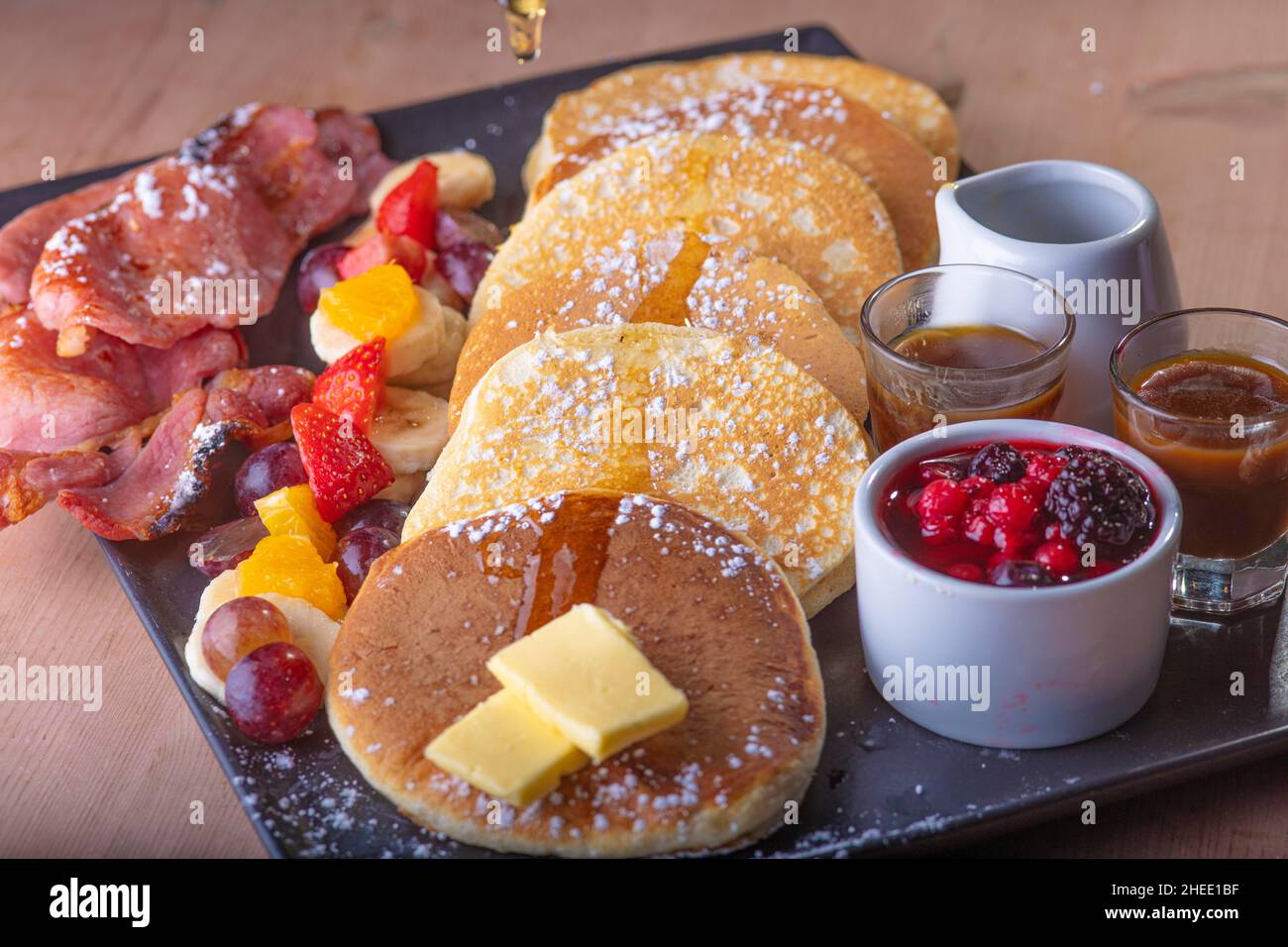 Pfannkuchen und Erdbeertörtchen mit Rahm. Stockfoto