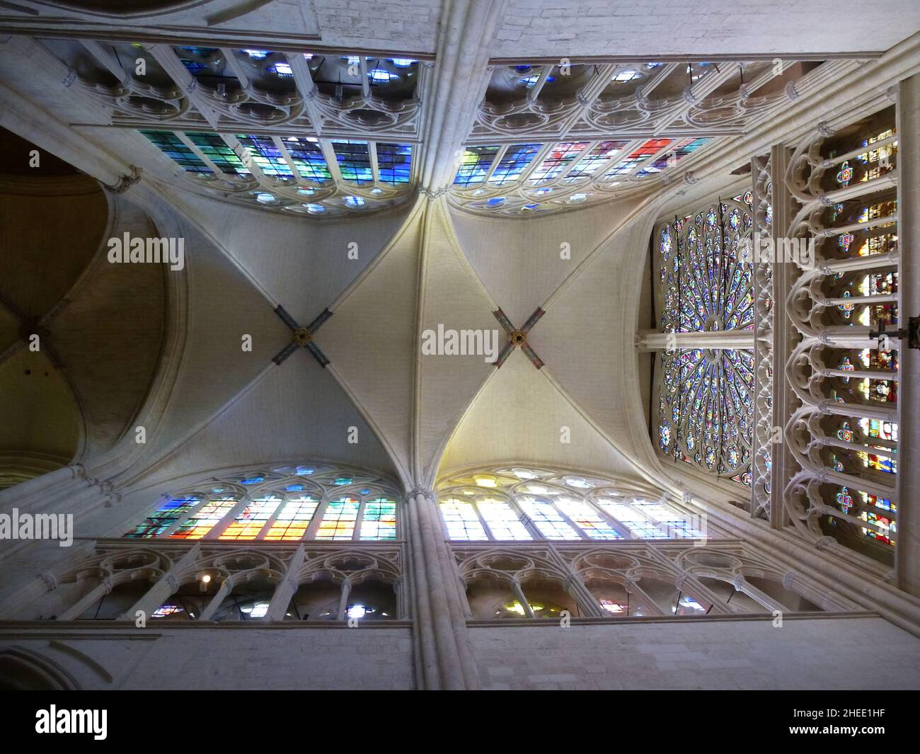 Decke der Kathedrale von Tours mit Buntglas Stockfoto