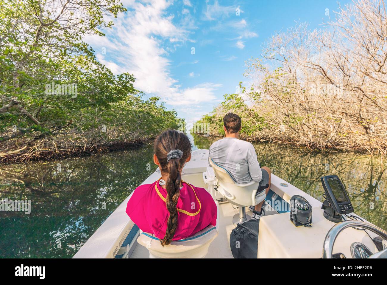 Bootstour in den Everglades, Florida, USA. Beliebte Touristenattraktion von den Keys, Miami, Orlando. Menschen, die auf einer geführten Fahrt zum Seufzen der Wildnis sind Stockfoto