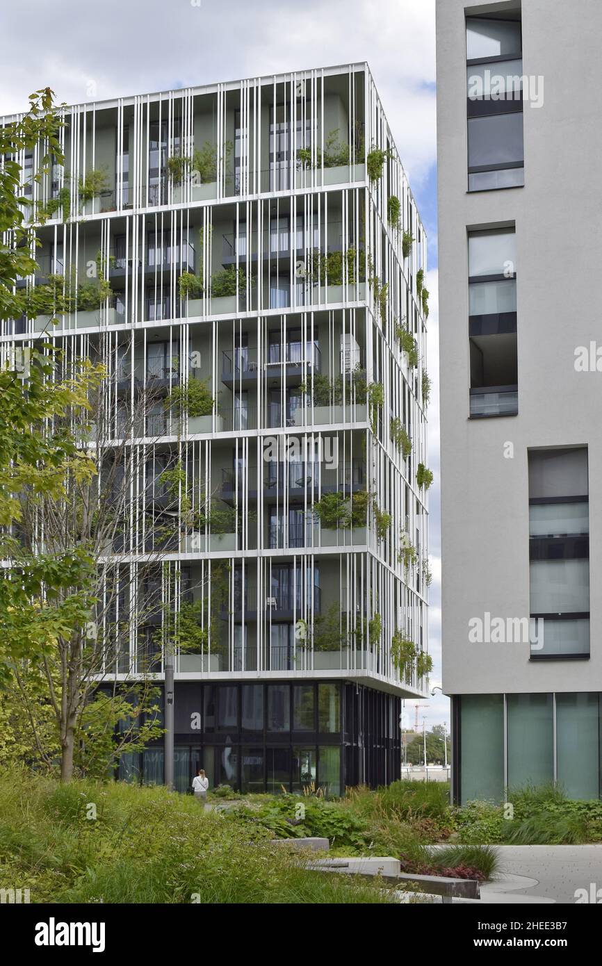 Moderne Wohnanlage, Fassade mit Pflanzen - Viertel zwei im Bezirk Leopoldstadt in Wien Österreich. Stockfoto