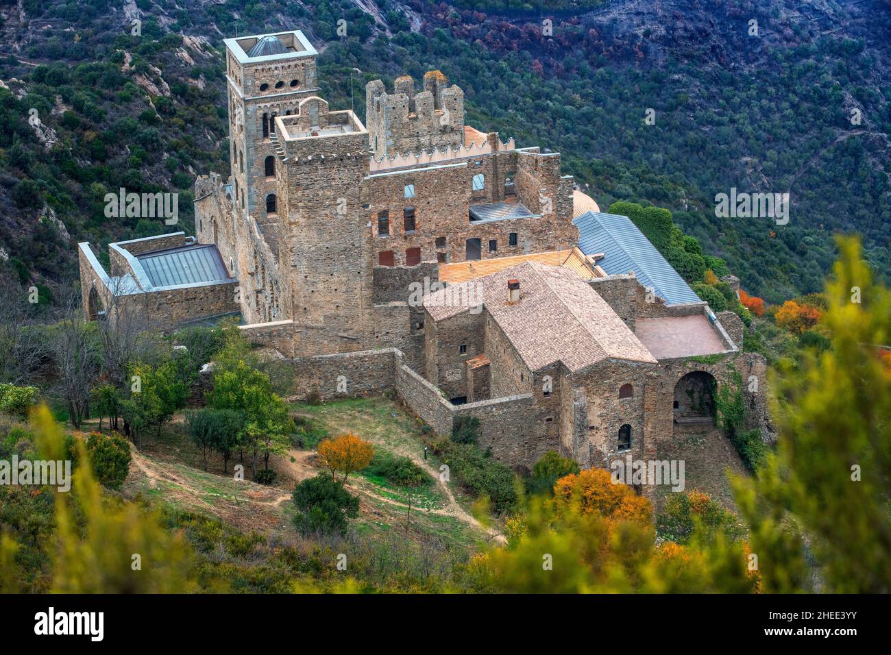 Sant Pere de Rodes mit seinem Dorf im Tal. Hoch in den Bergen schwebt dieses ehemalige Benediktinerkloster, das nun als Museum restauriert wurde Stockfoto