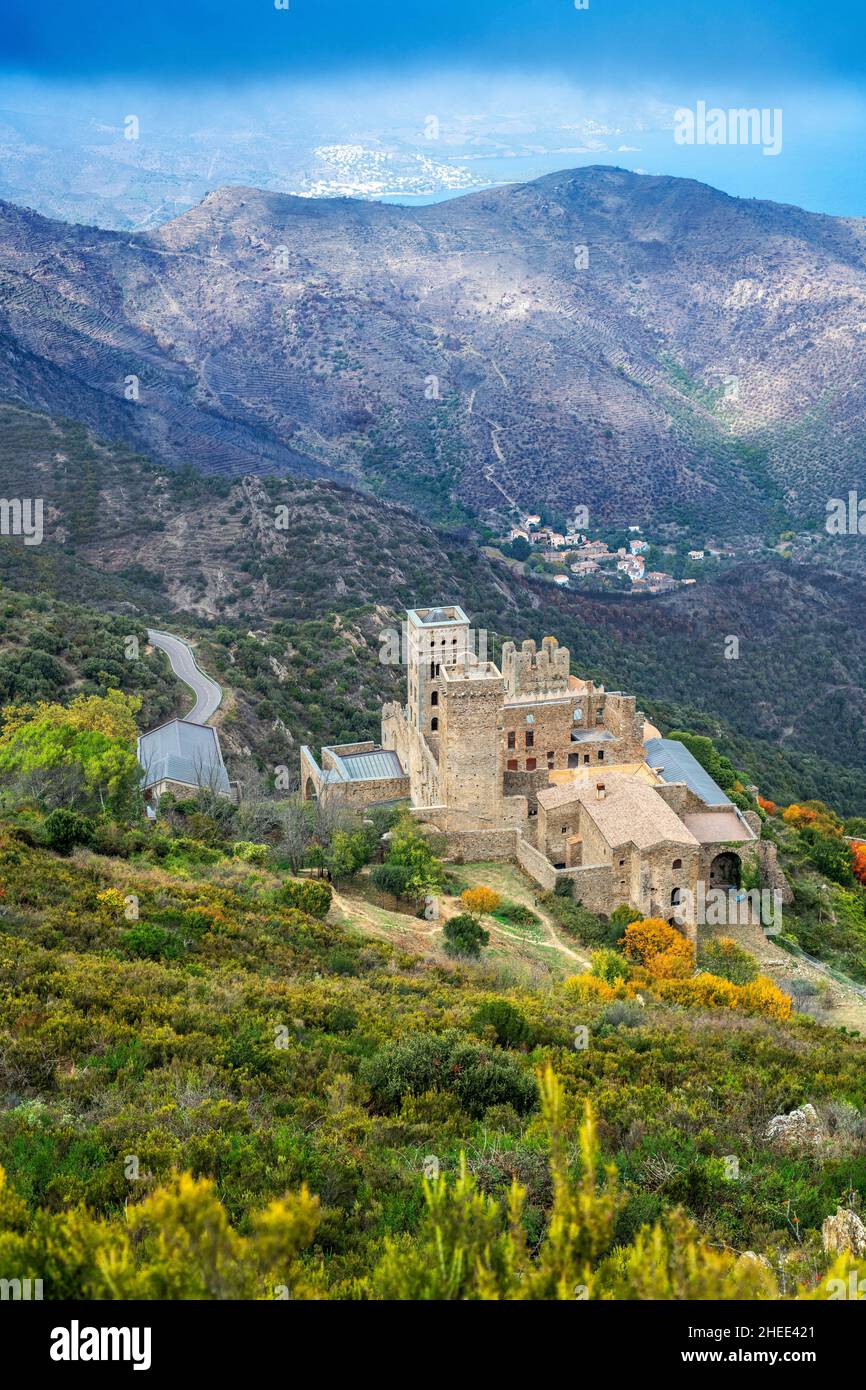 Sant Pere de Rodes mit seinem Dorf im Tal. Hoch in den Bergen schwebt dieses ehemalige Benediktinerkloster, das nun als Museum restauriert wurde Stockfoto