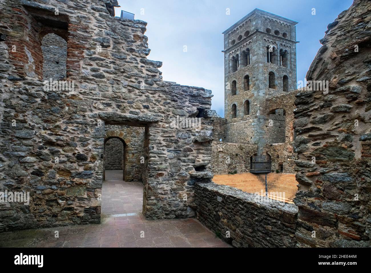 Der Kreuzgang des benediktinerklosters Sant Pere de Rodes wurde als Museum restauriert. St Pere de Rodes, Costa Brava, Cap de Creus Girona, Katalonien, Spanien Stockfoto