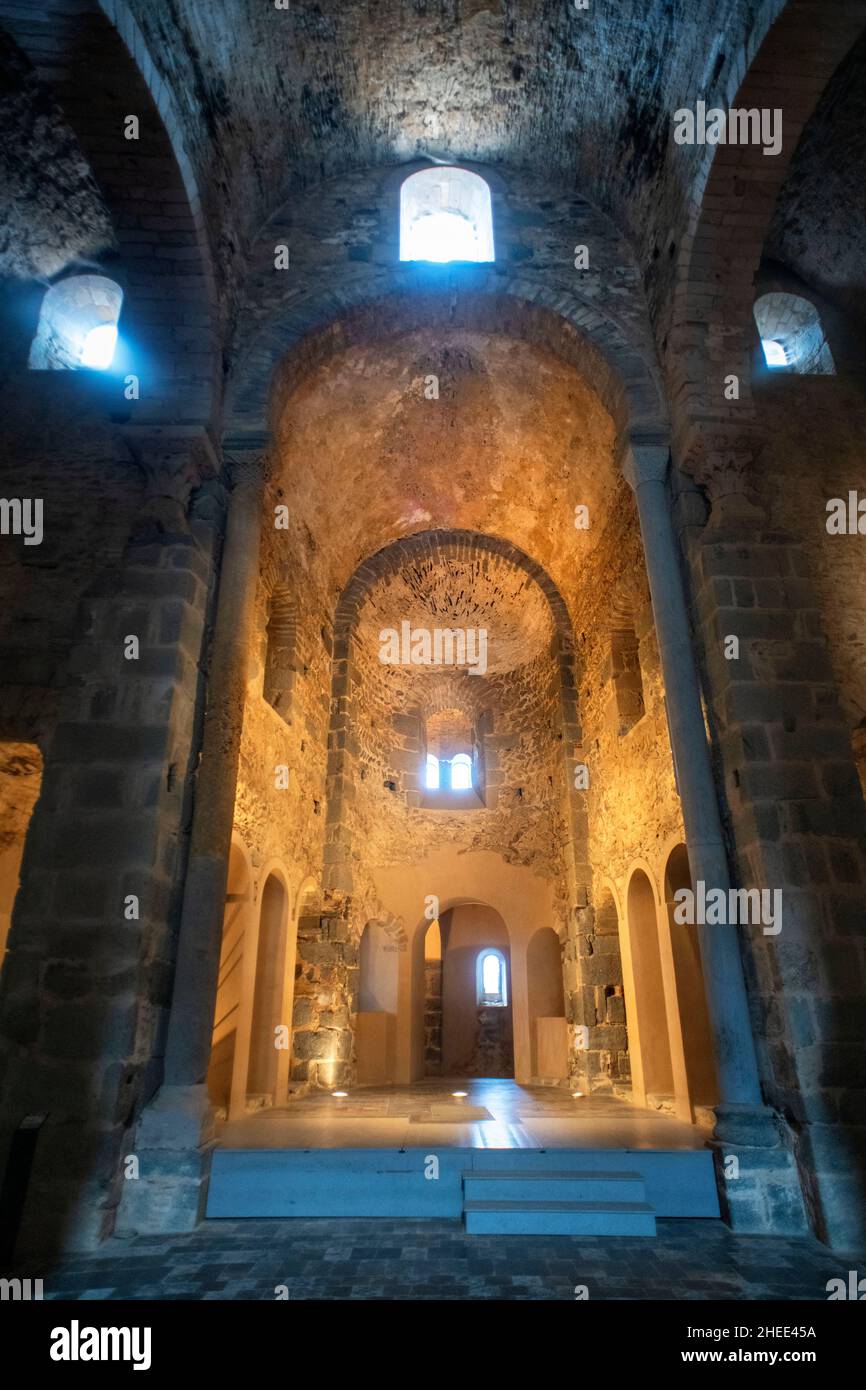 Das Kirchenschiff der Kirche des benediktinerklosters Sant Pere de Rodes wurde nun als Museum restauriert. St Pere de Rodes, Costa Brava, Cap de Creus Girona, Catal Stockfoto