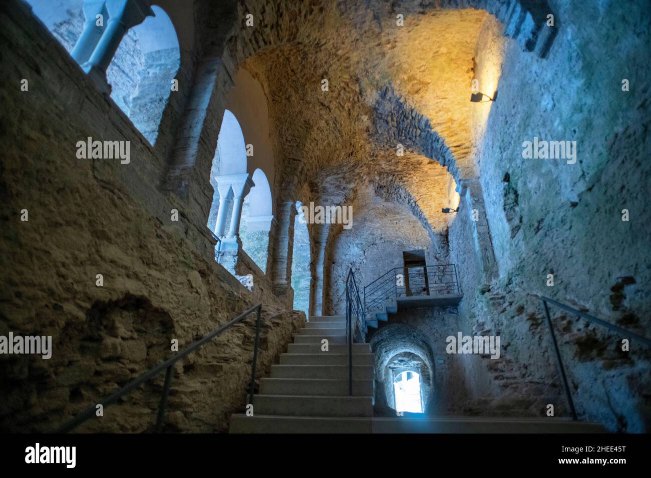 Im Inneren der Kirche von Sant Pere de Rodes benediktinerkloster jetzt als Museum restauriert. St Pere de Rodes, Costa Brava, Cap de Creus Girona, Katalonien, Stockfoto