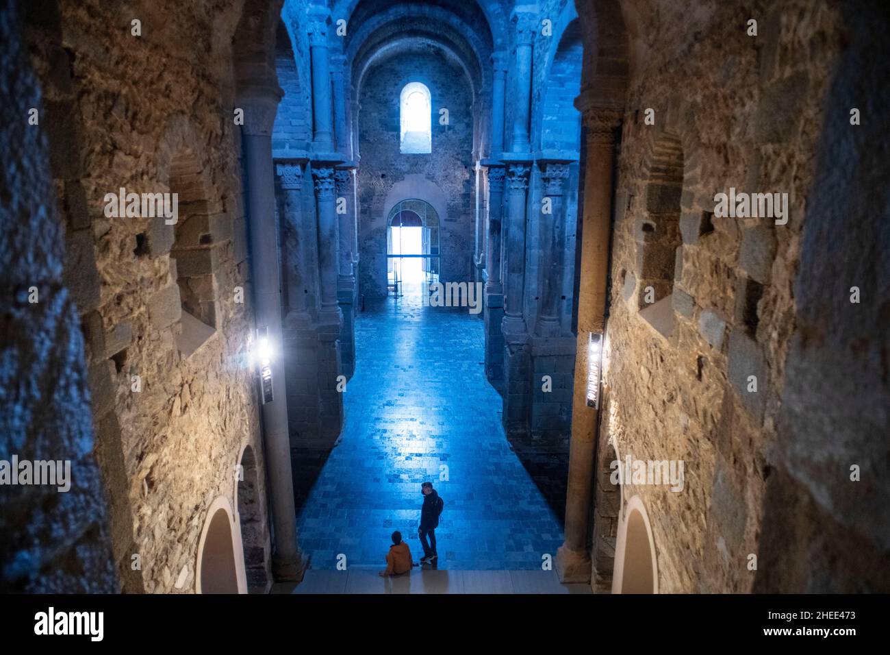 Im Inneren der Kirche von Sant Pere de Rodes benediktinerkloster jetzt als Museum restauriert. St Pere de Rodes, Costa Brava, Cap de Creus Girona, Katalonien, Stockfoto