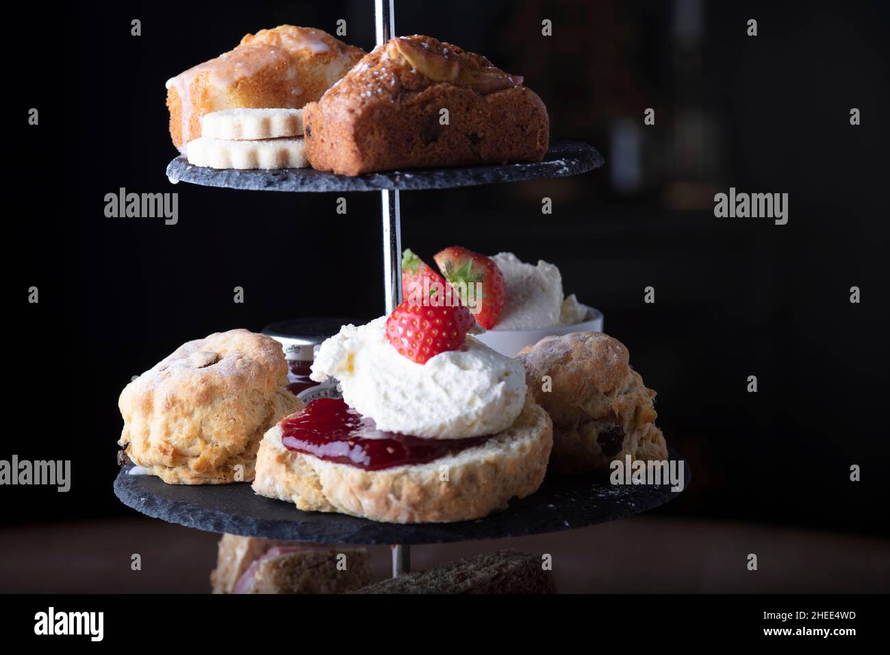 Scones und Erdbeer-Snacks Stockfoto