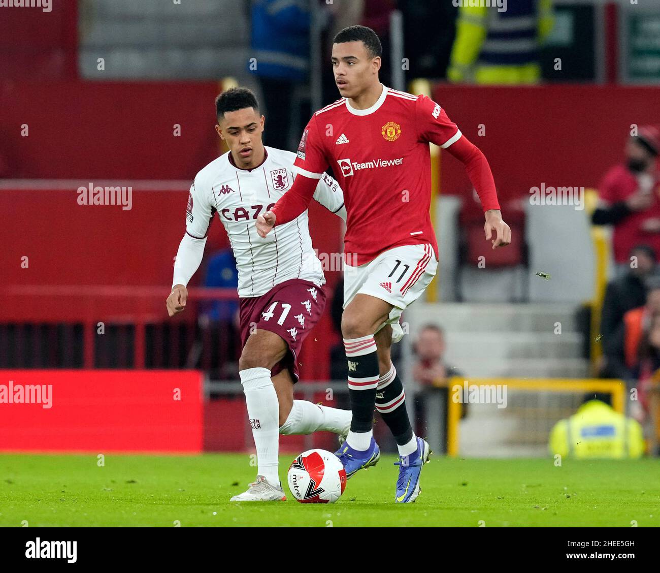 Manchester, England, 10th. Januar 2022. Mason Greenwood aus Manchester United wurde von Jacob Ramsey aus Aston Villa während des Emirates FA Cup-Spiels in Old Trafford, Manchester, verfolgt. Bildnachweis sollte lauten: Andrew Yates / Sportimage Stockfoto