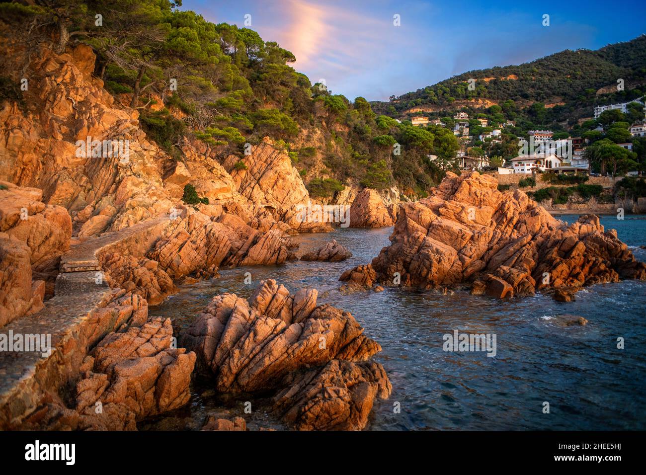 Panoramablick auf den Brückenstein in Cala Canyet in Sant Feliu de Guixols Santa Cristina d´aro Costa Brava Girona Katalonien Spanien Stockfoto