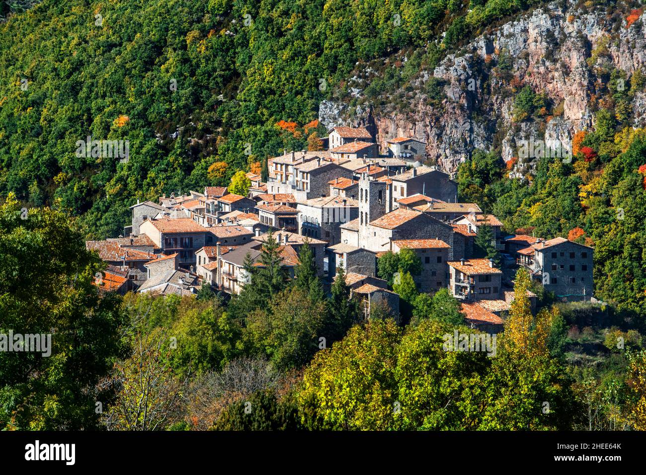 Castellar de N'Hug Dorf an einem Herbstmorgen Berguedà, Katalonien, Spanien, Pyrenäen Stockfoto