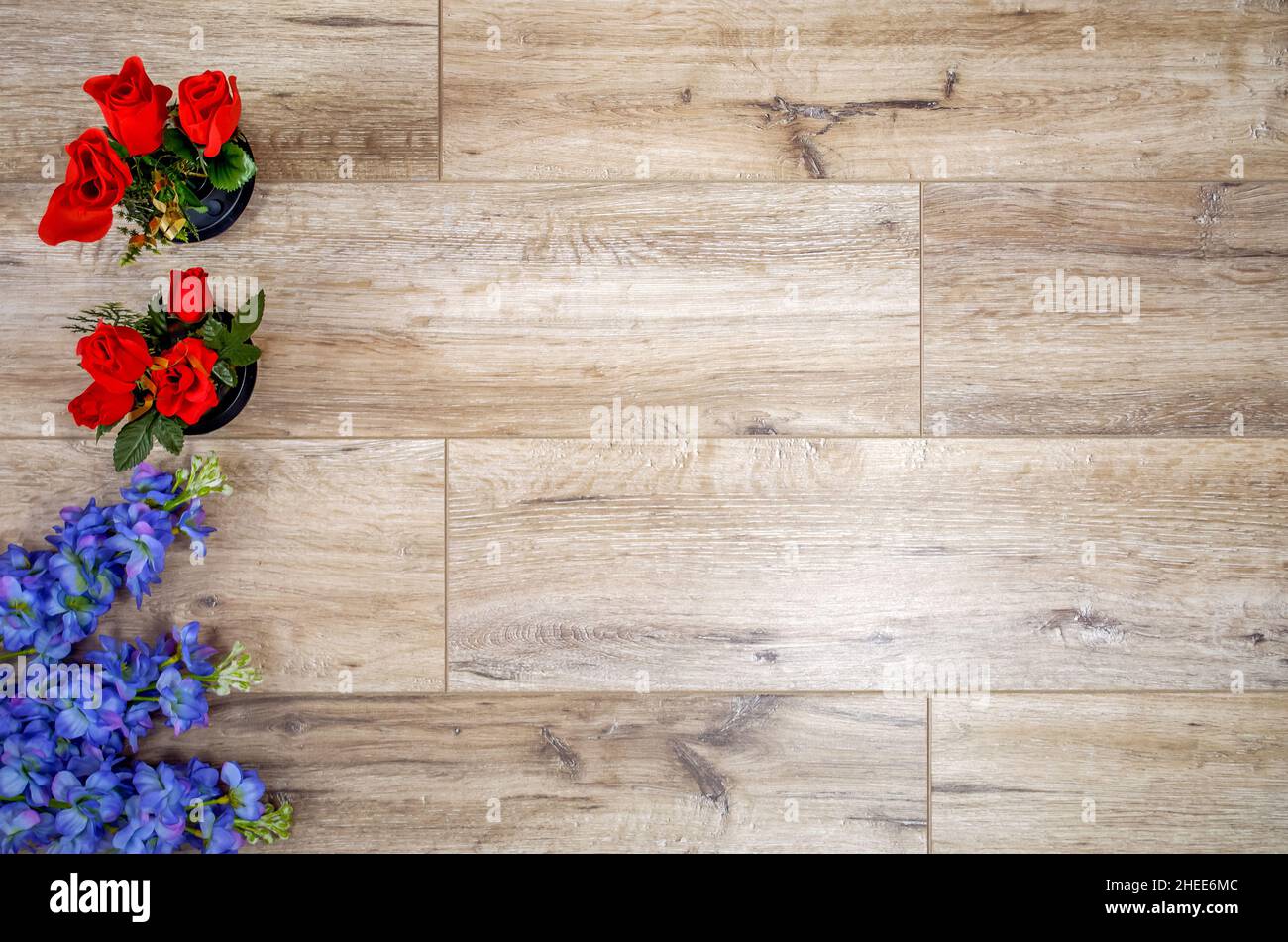 Stillleben, Blumenarrangement auf dem Hintergrund von Eichenbrettern, Ort, um den Text einzufügen, Karte für Valentinstag, Geburtstag, Namenstag, danke Stockfoto