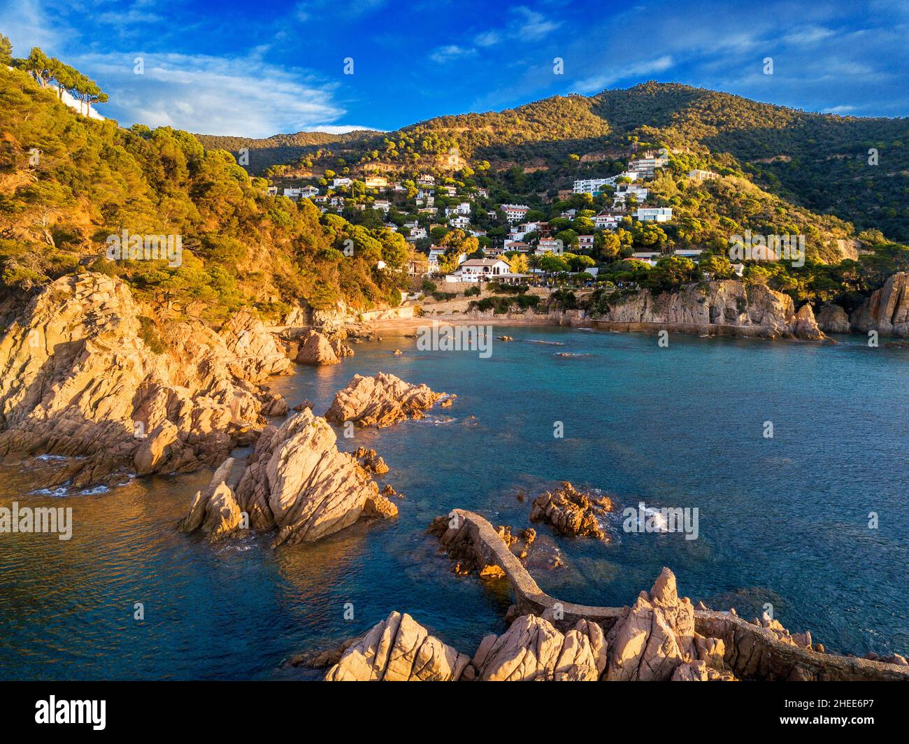 Panoramablick auf den Brückenstein in Cala Canyet in Sant Feliu de Guixols Santa Cristina d´aro Costa Brava Girona Katalonien Spanien Stockfoto