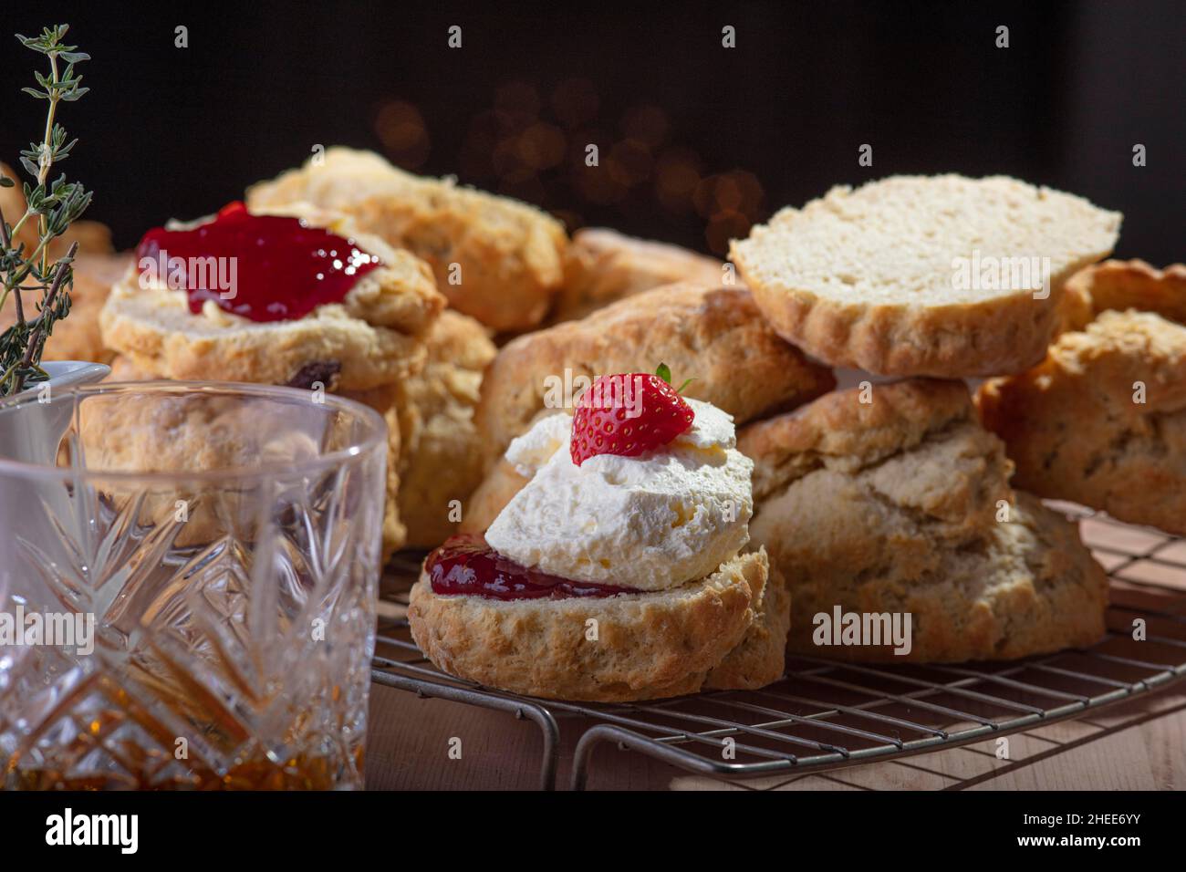 Scones und Erdbeer-Snacks Stockfoto