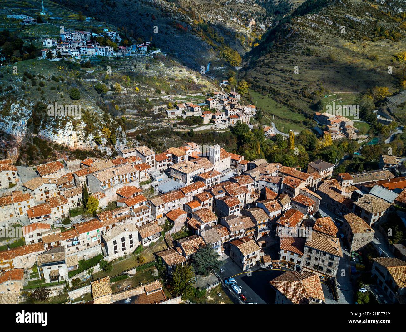 Luftaufnahme des Dorfes Castellar de N'Hug an einem Herbstmorgen Berguedà, Katalonien, Spanien, Pyrenäen Stockfoto