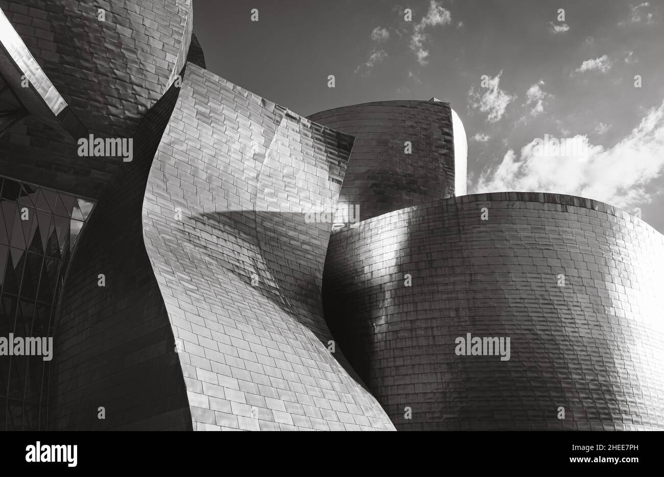 Bilbao, Spanien - 22. April 2021: Das Guggenheim Museum Titan formt die Fassade mit Sonnenspiegelung in Bilbao. Modernes Gebäudearchitekturkonzept Stockfoto