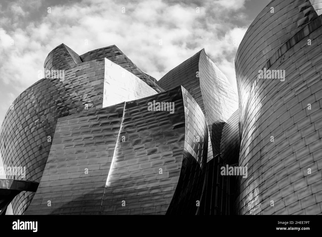 Bilbao, Spanien - 22. April 2021: Guggenheim Museum Titan formt Fassade in Bilbao. Moderne Gebäudearchitektur von Frank Gehry Stockfoto