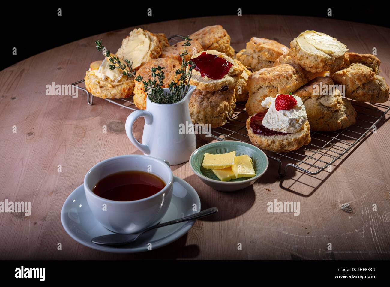 Scones und Erdbeer-Snacks Stockfoto