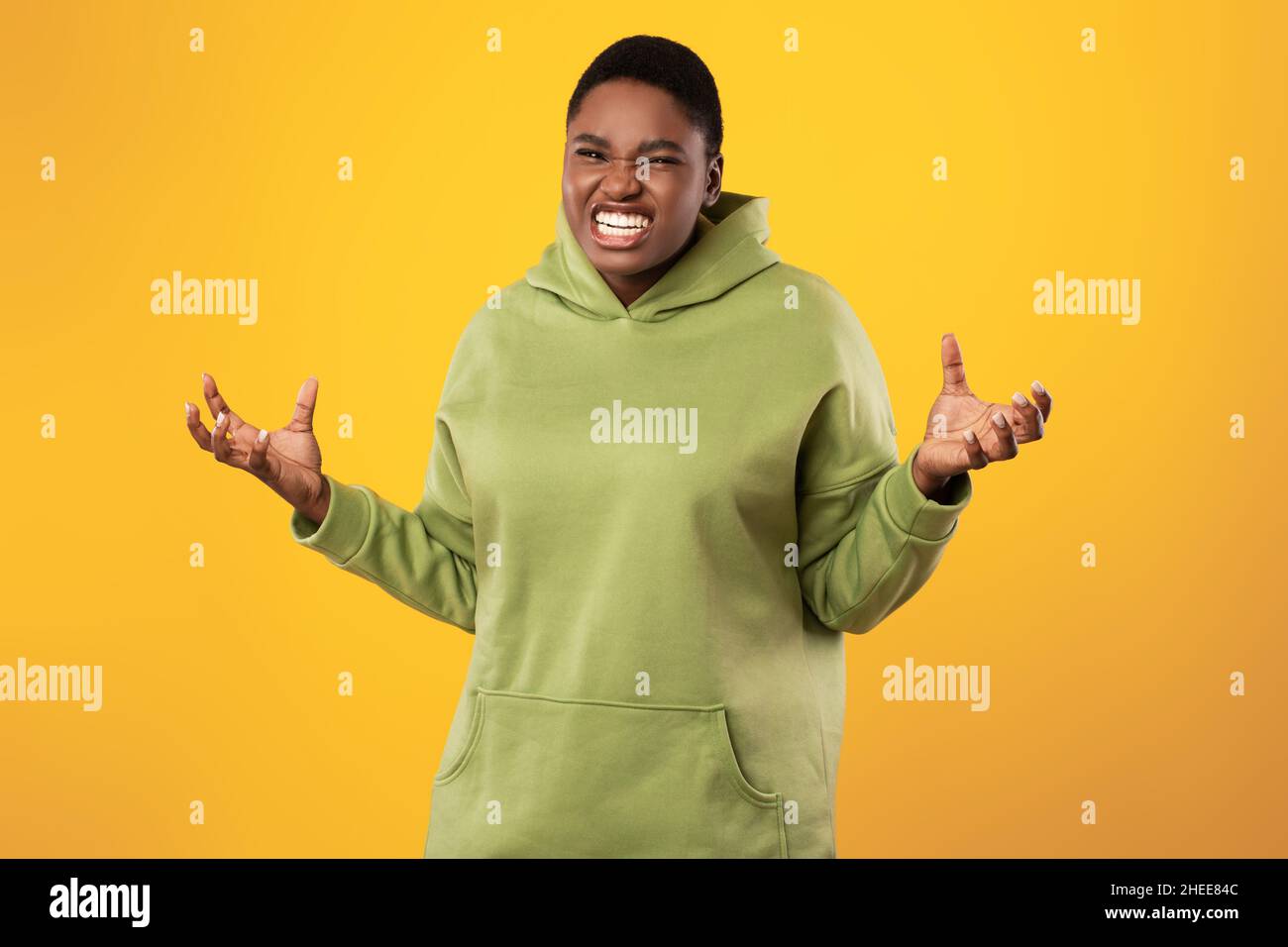 Wütend Übergewichtige Schwarze Frau Klemmende Zähne Posiert Über Gelben Hintergrund Stockfoto