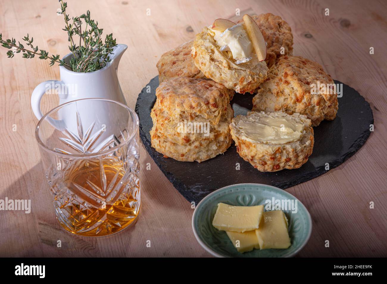 Scones und Erdbeer-Snacks Stockfoto