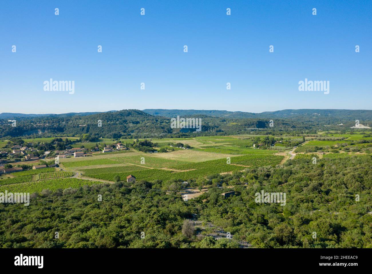 Dieses Landschaftsfoto wurde in Europa, Frankreich, Ardeche, Sommer aufgenommen. Wir können die Landschaft von Ardeche und ihre Wälder so weit das Auge reicht, unter uns sehen Stockfoto