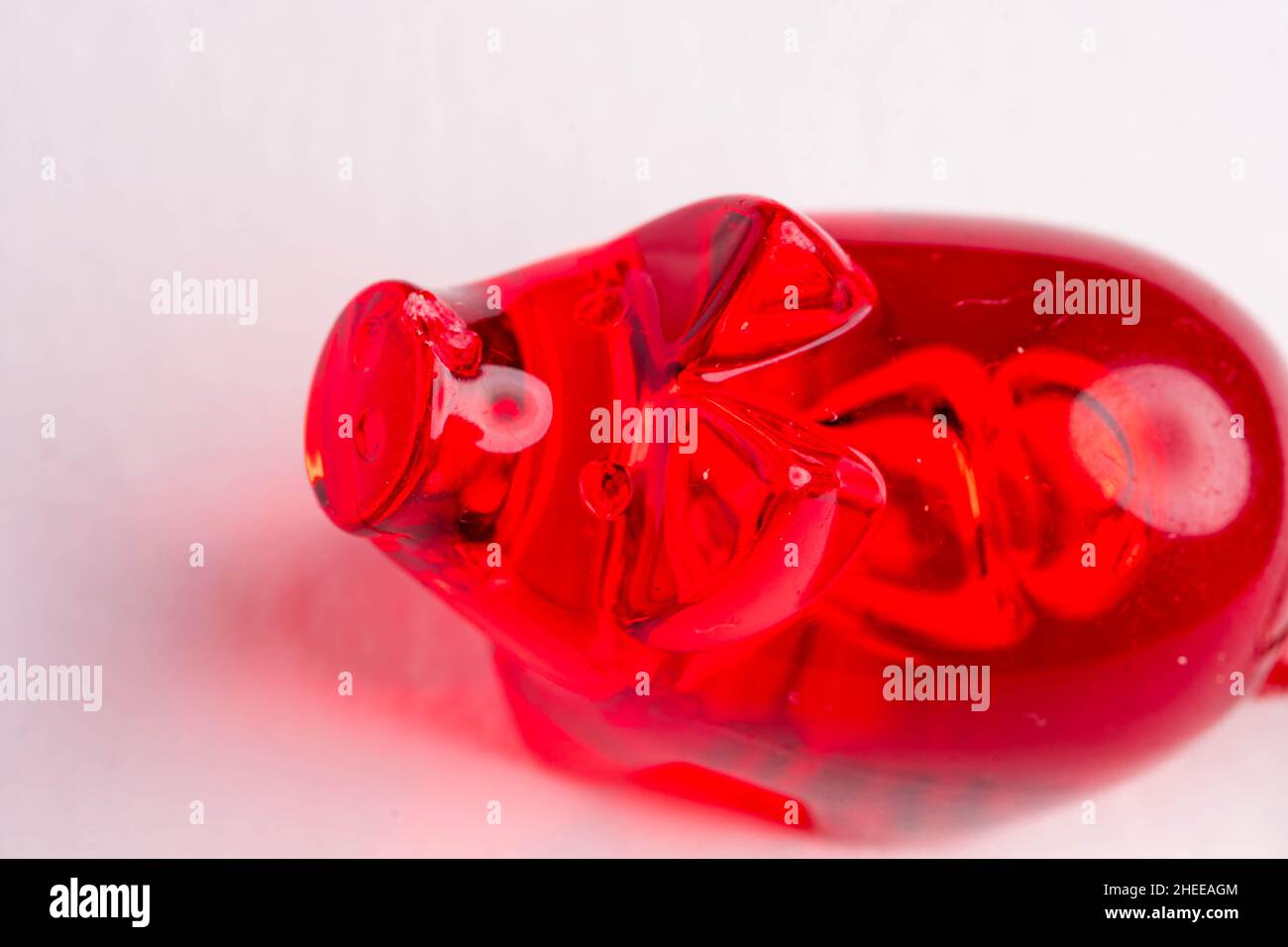 Rotes Schwein aus Kunststoff als Maskottchen Stockfoto