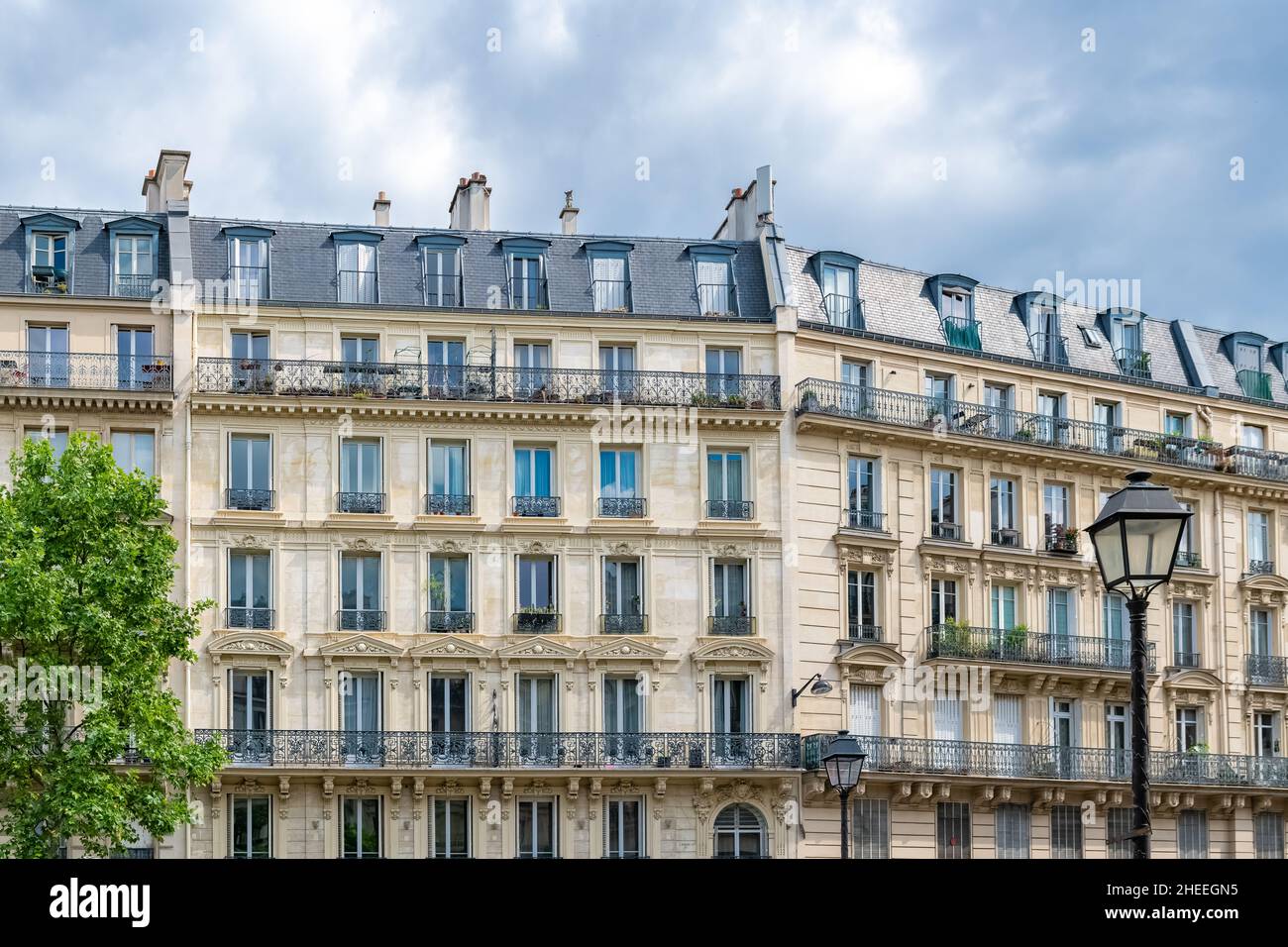 Paris, typische Fassaden und Straßen, schöne Gebäude rue du Temple Stockfoto