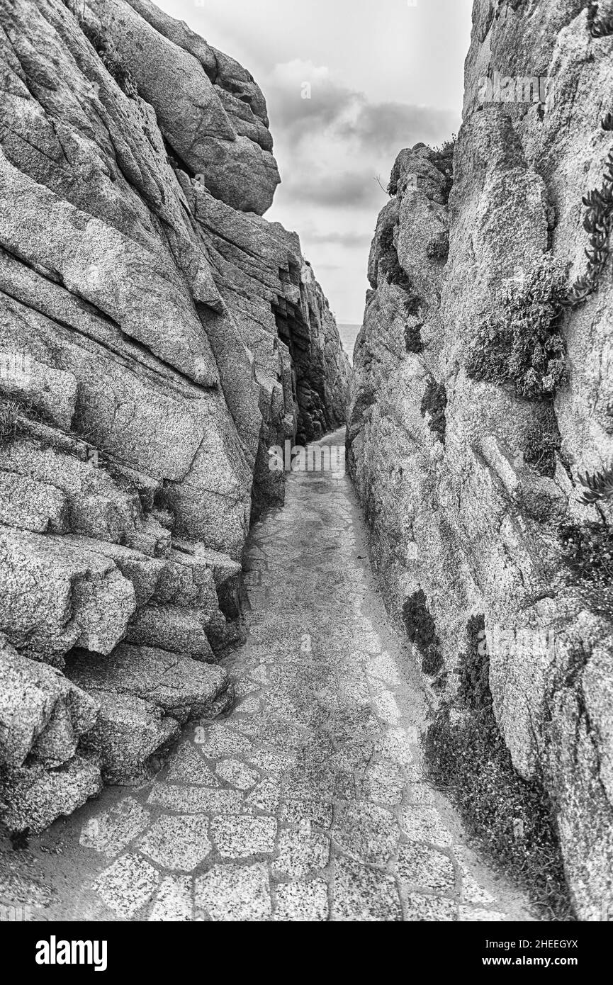 Malerischer Korridor zwischen Granitfelsen in Santa Teresa Gallura, im Norden Sardiniens, Italien Stockfoto