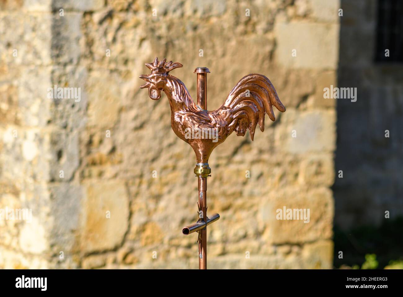 Dieses Landschaftsfoto wurde im Sommer in Europa, Frankreich, Burgund, Nievre, aufgenommen. Wir sehen Le coq en Bronze von Cuncy les Varzy, unter der Sonne Stockfoto