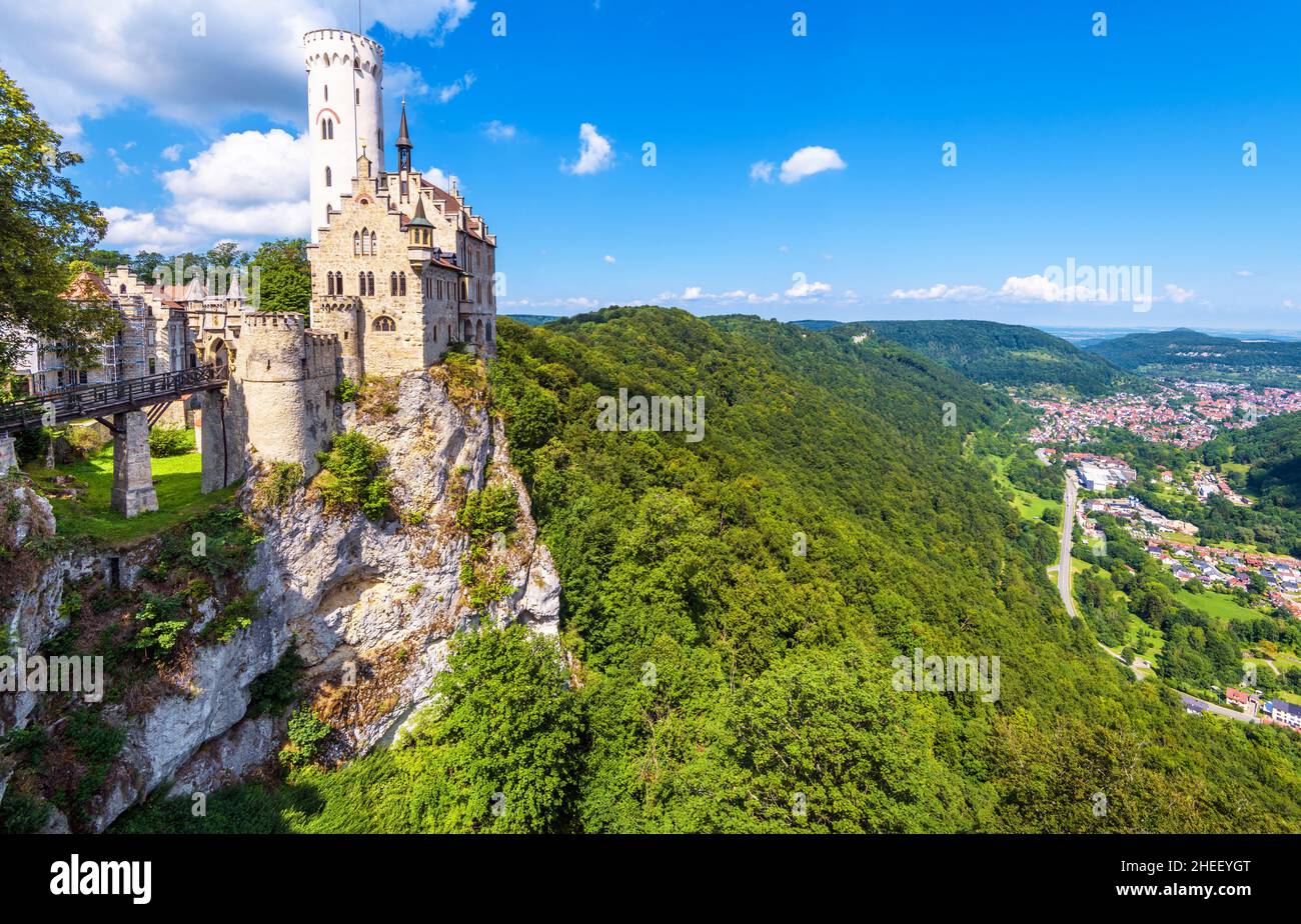 Schloss Lichtenstein auf Berggipfel im Sommer, Deutschland, Europa. Dieses berühmte Schloss ist Wahrzeichen von Schwarzwald, Baden-Württemberg. Landschaftlich schöner Blick auf die Fee Stockfoto