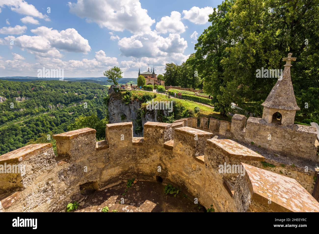 Blick von Schloss Lichtenstein, Deutschland, Europa. Dieses Schloss auf dem Gipfel des Berges ist Wahrzeichen von Baden-Württemberg. Steinzinnenstellungen des Festungsturms ov Stockfoto
