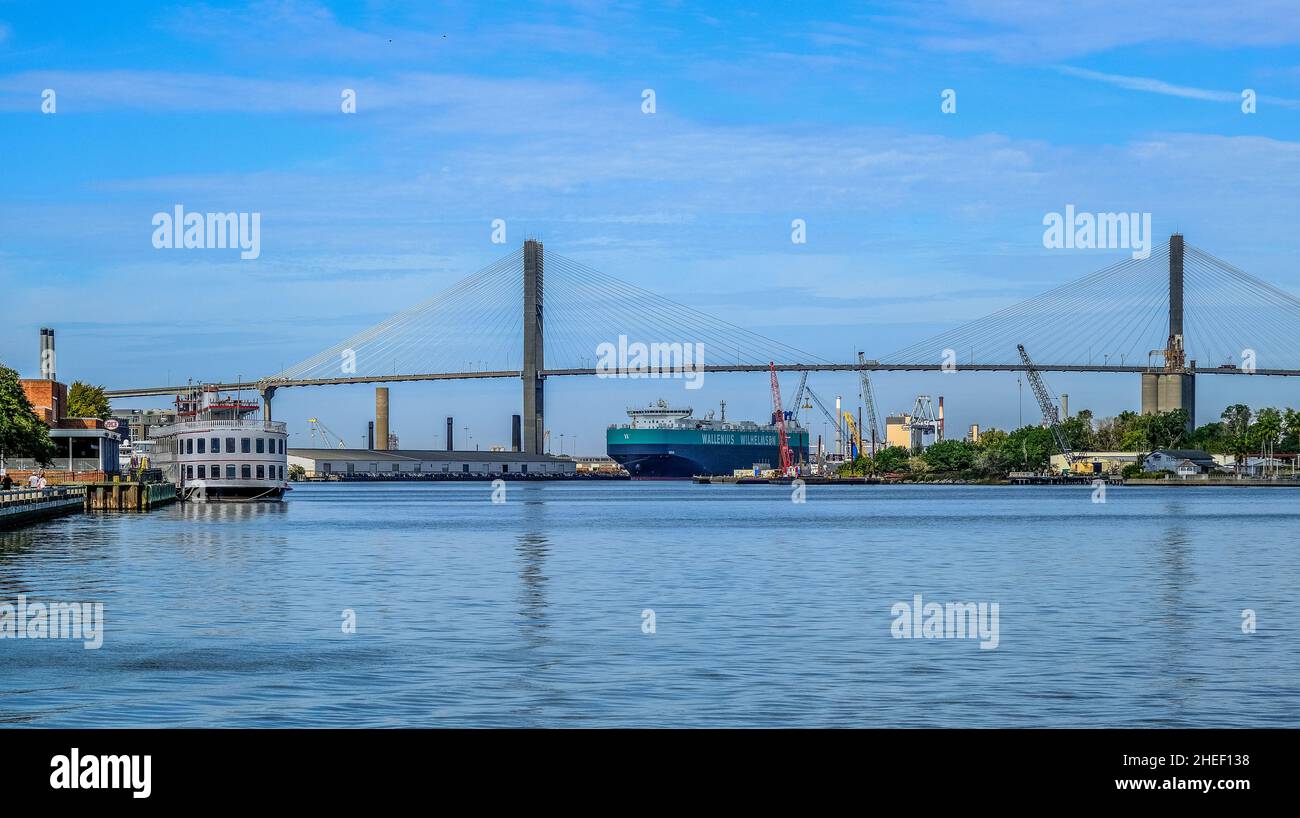 Frachter und Flussboot an der Talmadge Bridge in Savannah Stockfoto