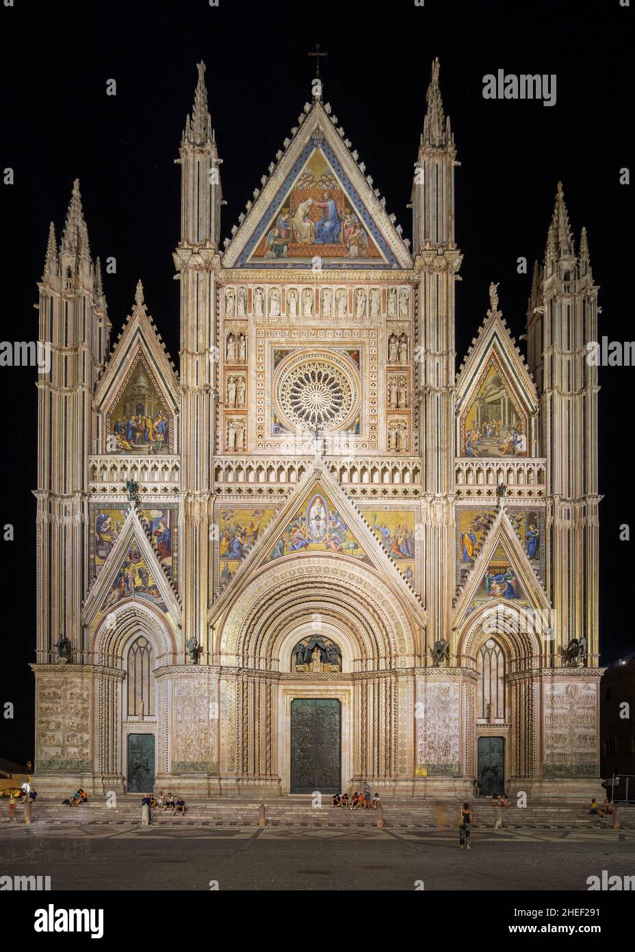 Nachtansicht der Kathedrale von Orvieto, dem ikonischen Wahrzeichen der Stadt, Umbrien, Italien Stockfoto