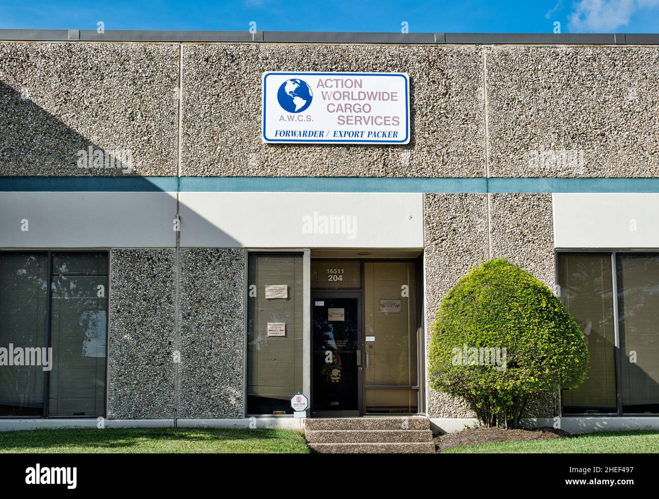 Houston, Texas USA 12-05-2021: Außenansicht des Action Worldwide Cargo Services Bürogebäudes in Houston, TX. Logistik-Lieferkette für E-Commerce und Phar Stockfoto