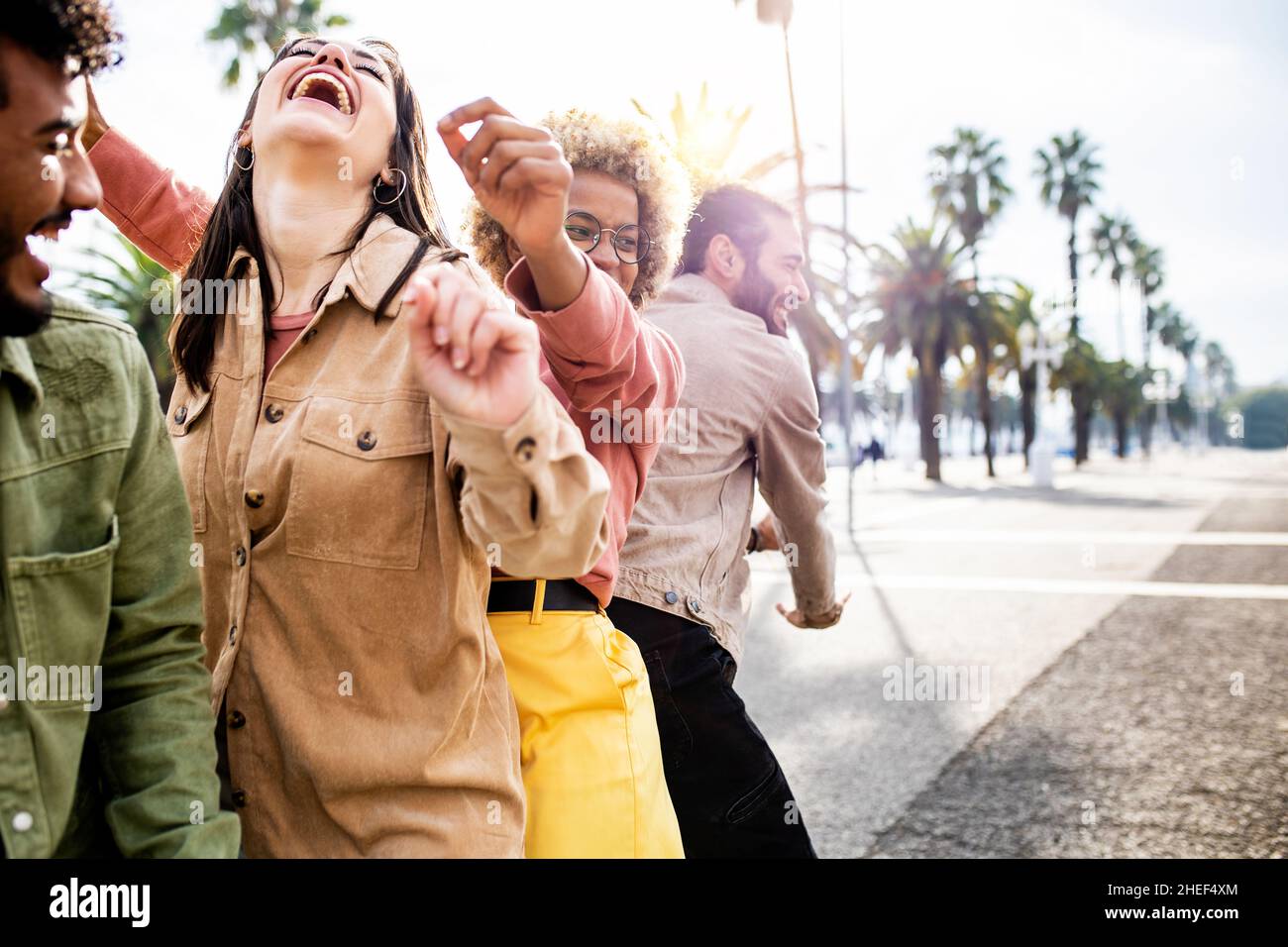 Lustige Gruppe von multirassischen Freunden tanzen auf der Straße twerking Stockfoto