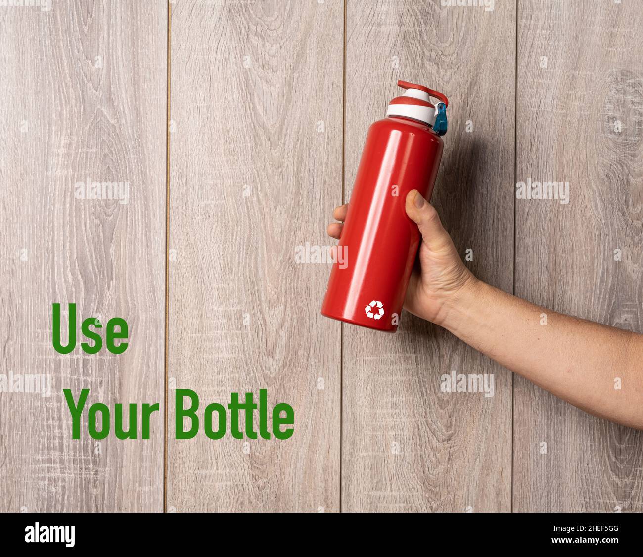 Eine Aluminiumflasche und eine Einladung zur Verwendung wiederverwendbarer Flaschen Stockfoto