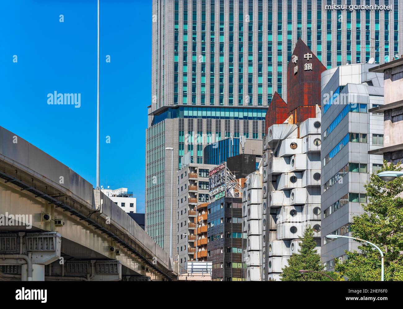 tokio, japan - oktober 28 2021: Das ikonische Gebäude des Nakagin Capsule Tower wird von einem verrosteten Dach gekrönt, das 1972 vom japanischen Architekten Kisho Kurokawa entworfen wurde Stockfoto