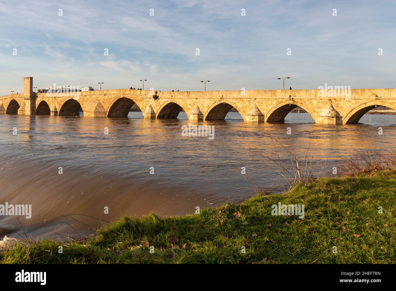 SVILENGRAD, BULGARIEN - 31. DEZEMBER 2021: Blick auf den Sonnenuntergang über der Mustafa Pasha Brücke aus dem 16. Jahrhundert über dem Fluss Maritsa, Svilengrad, Bulgarien Stockfoto