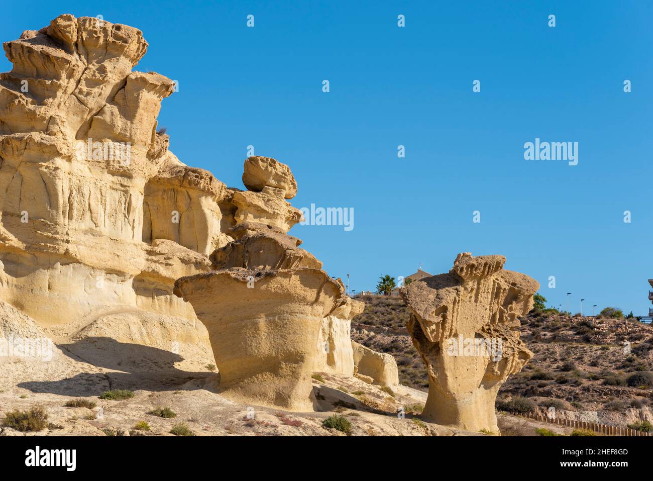 Las Gredas de Bolnuevo, auch Ciudad Encantada genannt, sind stark erodierte Sandsteinformationen am Strand von Bolnuevo, Murcia, Spanien. Hoch Stockfoto