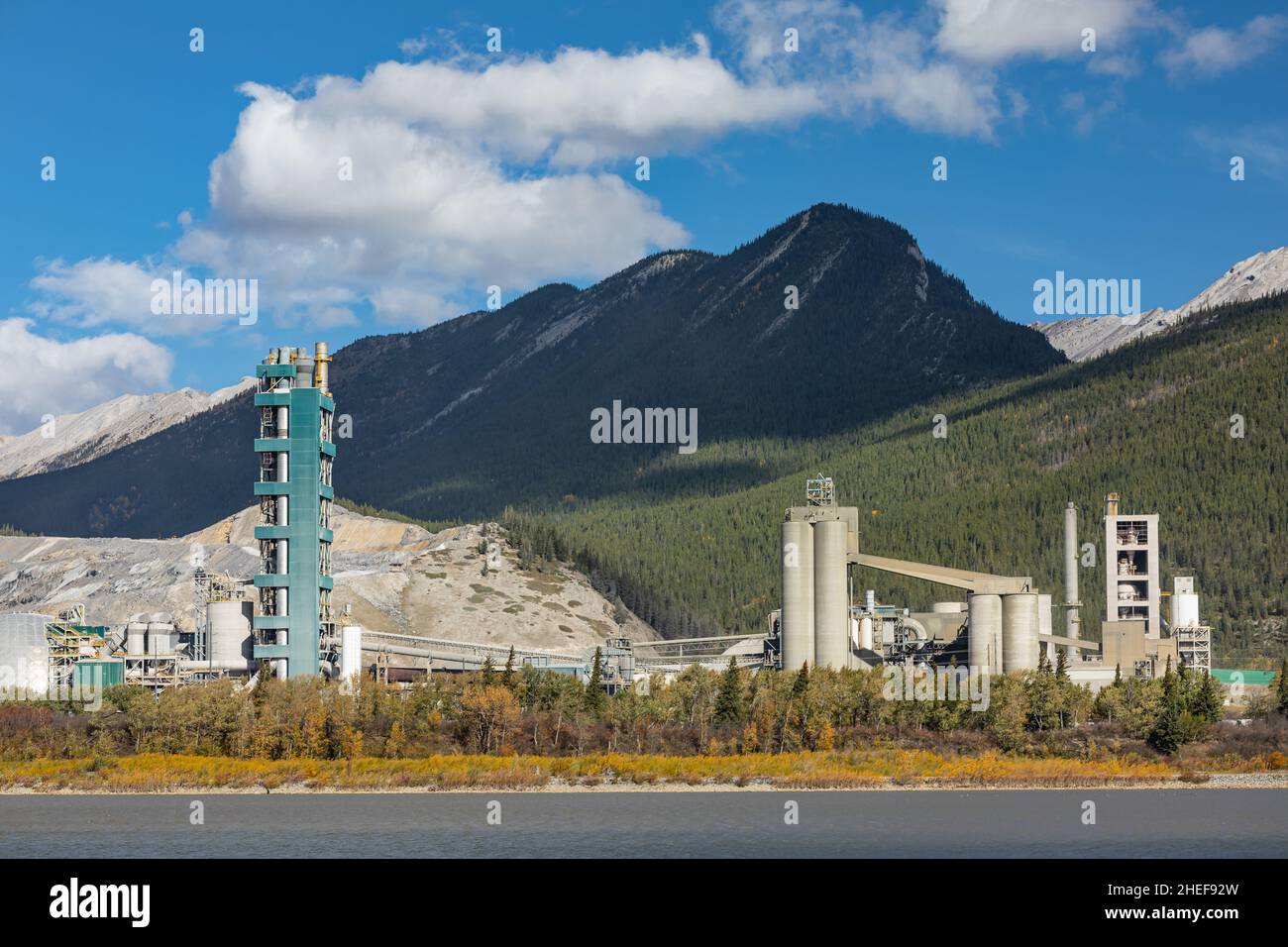 Industriefabrik in Alberta, Kanada. Blick auf die Berge im Herbst. Reisefoto, niemand, selektiver Fokus Stockfoto