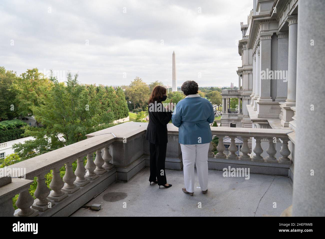 Washington, DC, USA. 13th Oktober 2021. Vizepräsidentin Kamala Harris spricht mit der Premierministerin von Barbados, Mia Mottley, am Mittwoch, den 13. Oktober 2021, auf dem Balkon des Feierlichen Büros des Vizepräsidenten im Eisenhower Executive Office Building im Weißen Haus. (Foto von Lawrence Jackson) Quelle: White House/ZUMA Press Wire Service/ZUMAPRESS.com/Alamy Live News Stockfoto