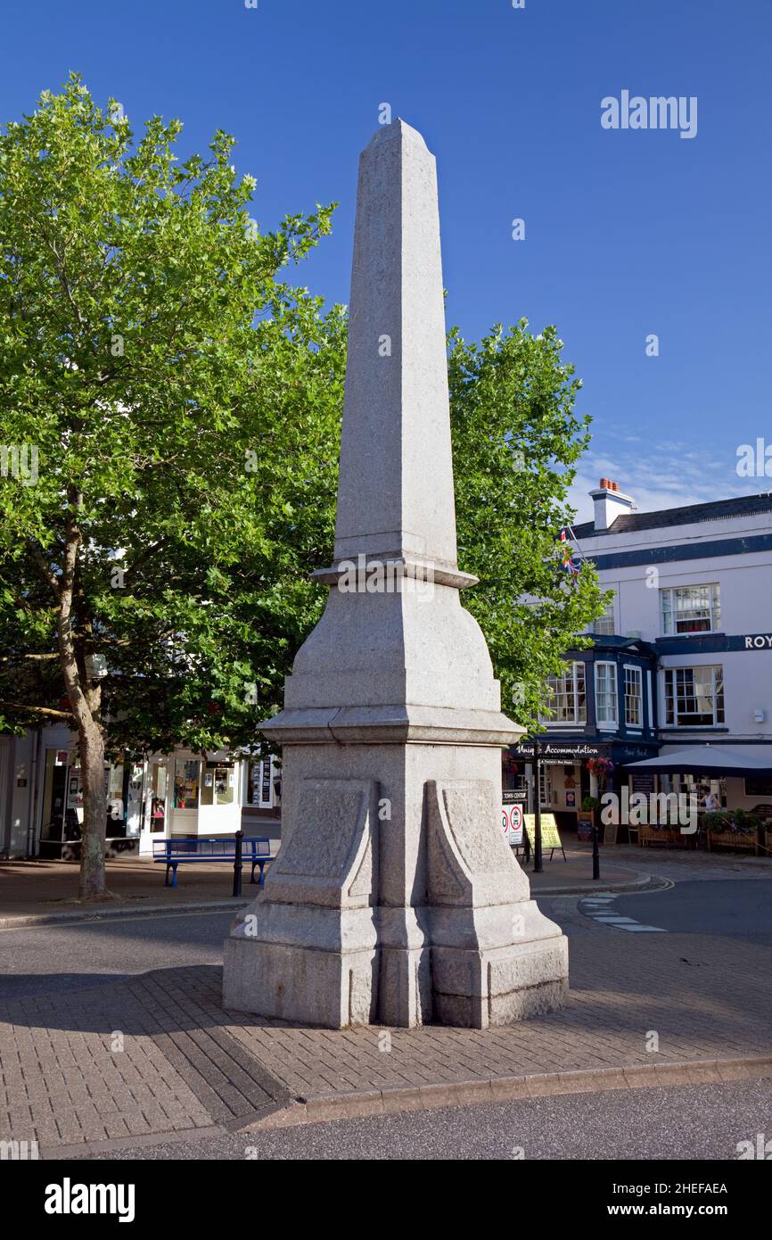 Totnes Town Center mit Denkmal für William John Wills (Entdecker), South Hams, Devon, England, Vereinigtes Königreich Stockfoto